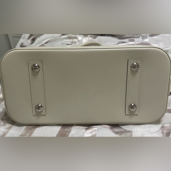 Large Louis Vuitton Alma BB Quartz Epi. Excellent condition. 100% Authentic. - Picture 6 of 10